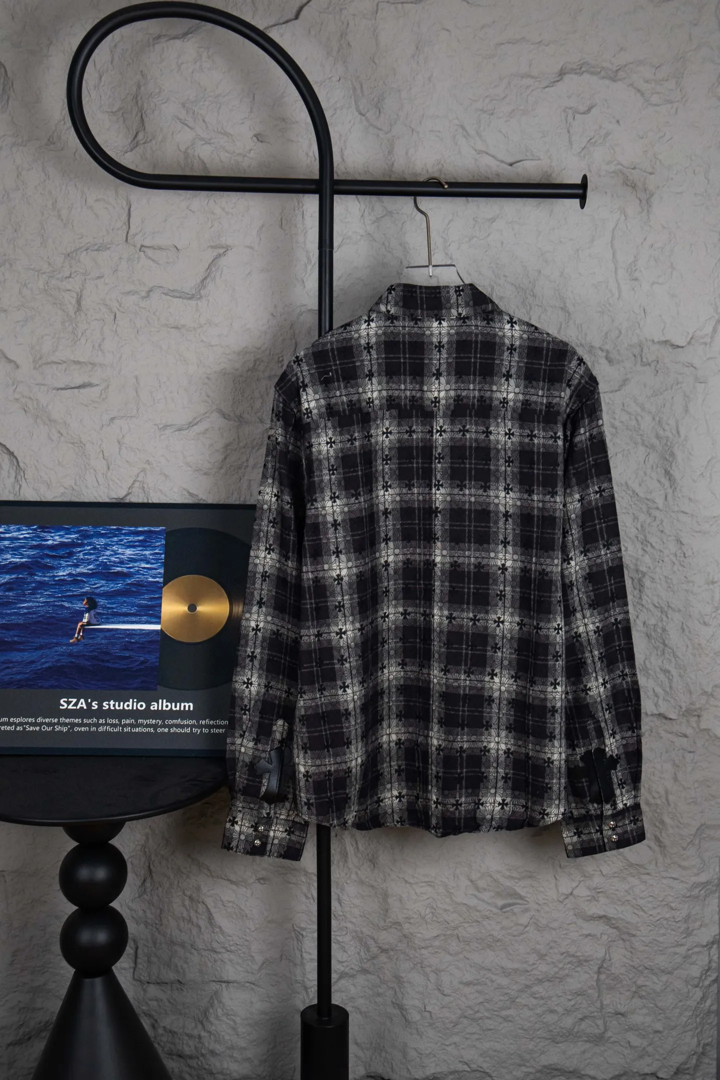 🅿️410 Style No.: M213 (the highest version on the market) Chr*me hea*ts/CH Chloé Heart Label Metal Checkered Shirt Jacket. Original replica Chloé family's unique identity silver buckle cross leather seal, custom-dyed dark pattern brand fabric, high-quality checkered pattern tailoring, cross leather patch splicing at the sleeves, one-sided chest patch pocket design, custom-made high-quality lettering hardware accessories, distressed retro silver buckle, three-dimensional version. The upper body is sassy and handsome. Natural high-street style. Needless to say, the upper body effect is natural. It is at the forefront of the trend. Its vibrant design and versatile attributes can surprise you no matter how you match it!  Size XS S M L